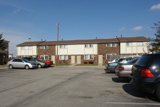 Colonial Village Apartments in Clarksville, IN - Building Photo - Building Photo