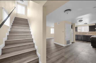 343 E 37th St in Los Angeles, CA - Foto de edificio - Building Photo