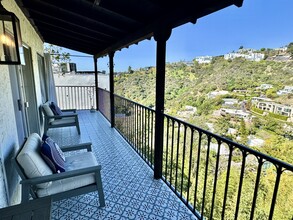 1923 Sunset Plaza Dr in Los Angeles, CA - Building Photo - Building Photo