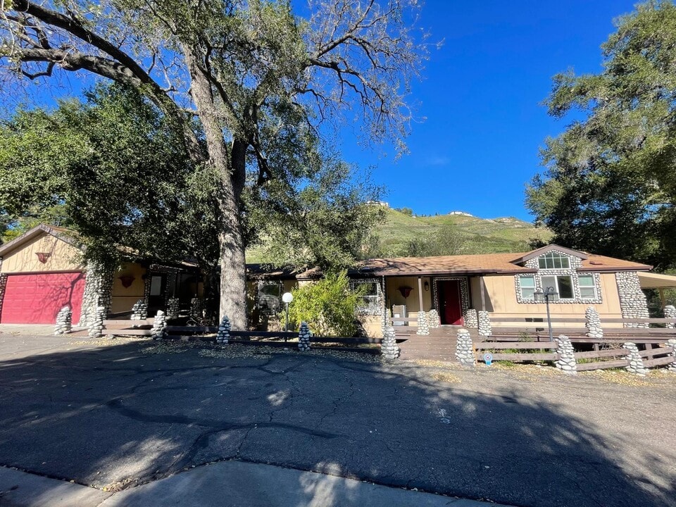 148 Sherwood Dr in Westlake Village, CA - Foto de edificio
