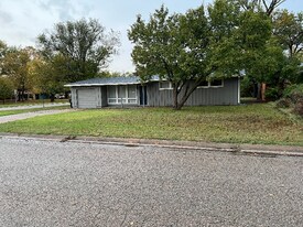 1424 SW Caledon St in Topeka, KS - Building Photo