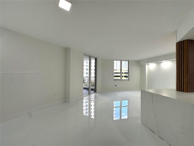 701 Brickell Key Blvd, Unit 507 in Miami, FL - Building Photo - Building Photo