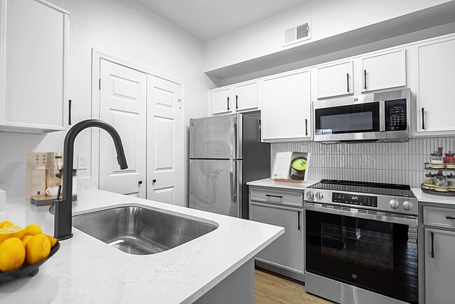 The Collins in Richardson, TX - Building Photo - Building Photo