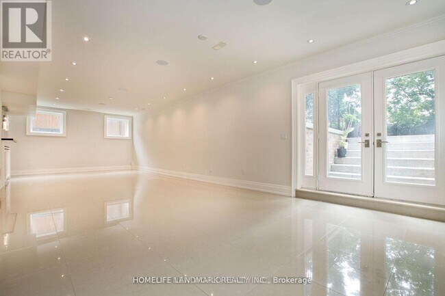 343 Horsham Ave in Toronto, ON - Building Photo - Building Photo