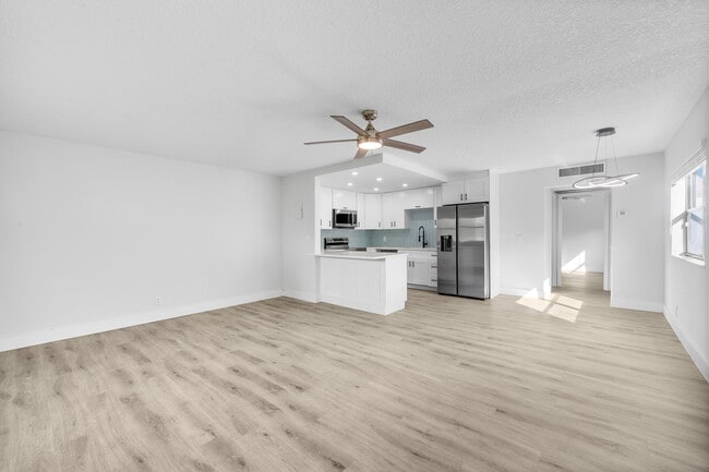 59 Saxony B in Delray Beach, FL - Building Photo - Building Photo