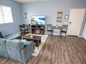 521 Nile River Dr, Unit Fully Furnished Studio in Oxnard, CA - Foto de edificio - Building Photo