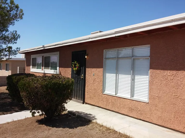 1041 Taos Dr in Barstow, CA - Building Photo