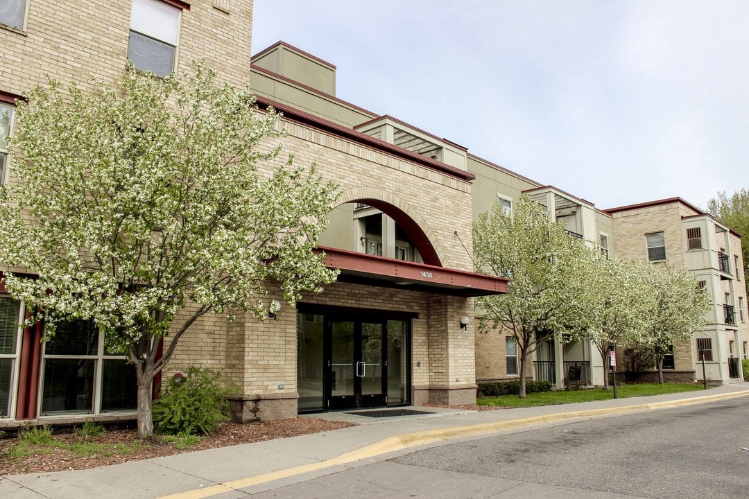 River Run Apartments in Minneapolis, MN - Building Photo