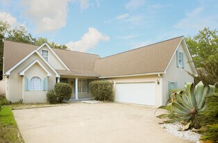 215 S Harrington Rd in St. Simons Island, GA - Building Photo