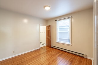 669 Potomac Ave in Buffalo, NY - Foto de edificio - Interior Photo