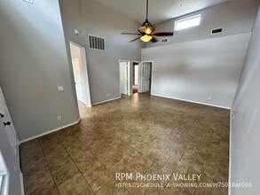 8940 W Olive Ave in Peoria, AZ - Building Photo - Building Photo