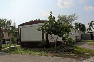 Holiday 2 Mobile Home Park in Lake Worth, FL - Building Photo - Building Photo