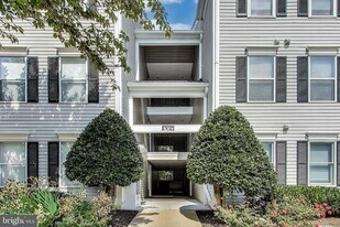 10021 Vanderbilt Cir, Unit 14 in Rockville, MD - Building Photo