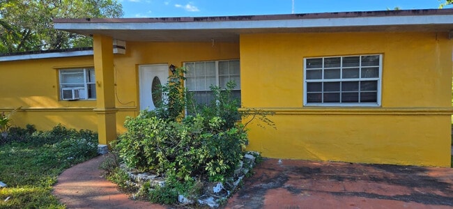 112 Newton Rd in West Park, FL - Building Photo - Building Photo