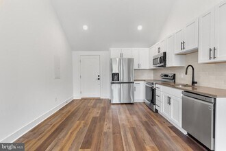 7037 Ridge Ave in Philadelphia, PA - Building Photo - Building Photo