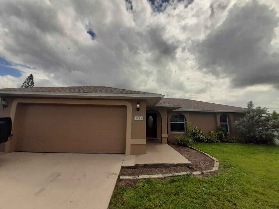 1716 NE 12th St in Cape Coral, FL - Building Photo