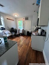 731 Parker St in Boston, MA - Foto de edificio - Building Photo