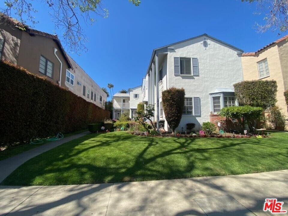 425 S Oakhurst Dr in Beverly Hills, CA - Building Photo