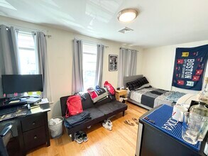 275 Dorchester St, Unit 1 in Boston, MA - Building Photo - Building Photo