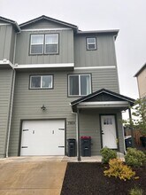 7851 28th St in White City, OR - Building Photo - Building Photo