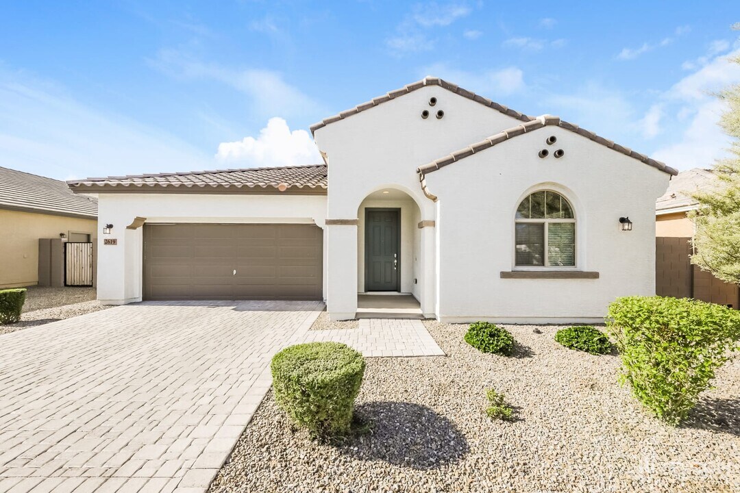 2619 E Danbury Rd in Phoenix, AZ - Building Photo