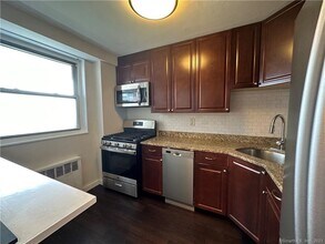 91 Strawberry Hill Ave in Stamford, CT - Building Photo - Building Photo