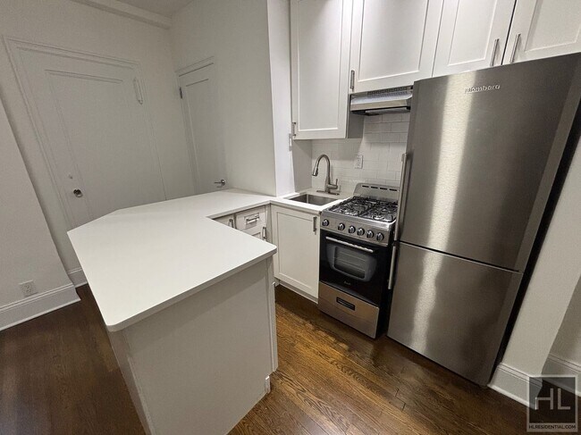 EAST 46 STREET in New York, NY - Building Photo - Building Photo