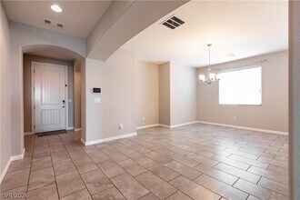 5048 Royal Indigo St in Las Vegas, NV - Foto de edificio - Building Photo