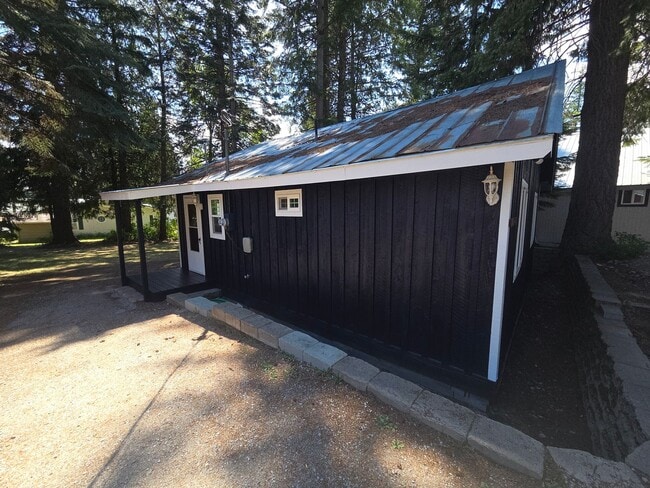 5046 N Shore Diamond Lake Rd in Newport, WA - Building Photo - Building Photo
