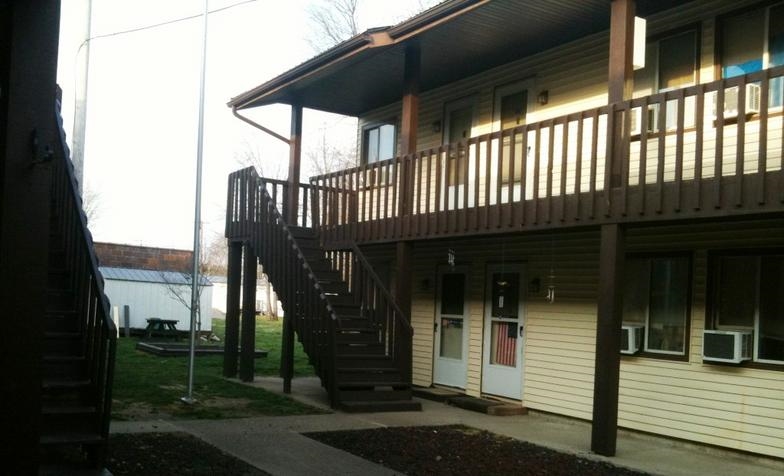 Village Manor Apartments in Middleport, OH - Foto de edificio