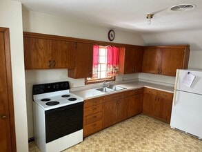 517 Blue Earth St, Unit Side Door in Mankato, MN - Building Photo - Building Photo