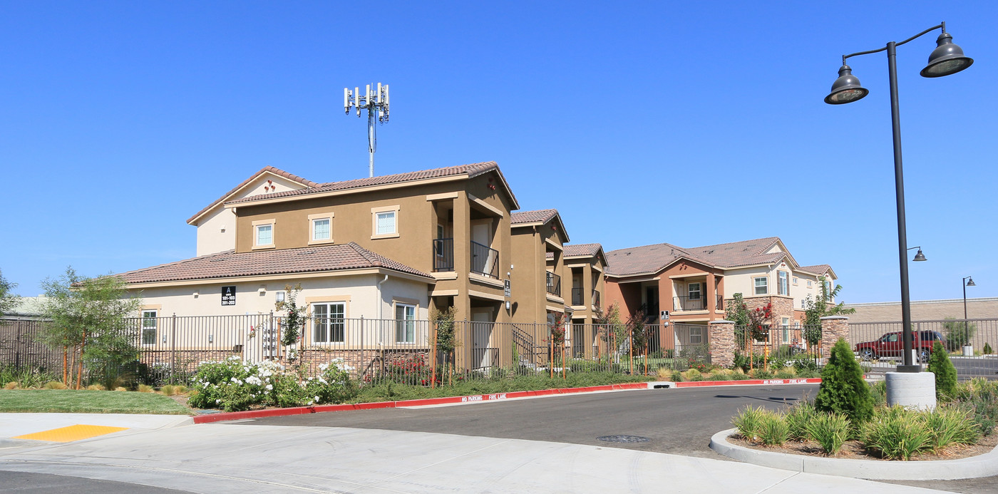 Casa De Esperanza in Stockton, CA - Building Photo