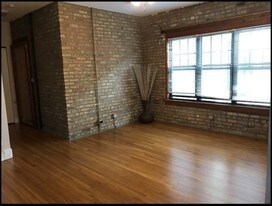 7033 N Sheridan Rd, Unit 2S in Chicago, IL - Building Photo