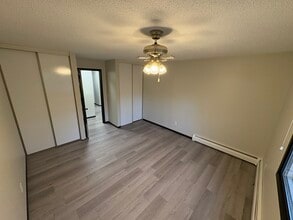 907 Coulee Rd in Hudson, WI - Foto de edificio - Building Photo