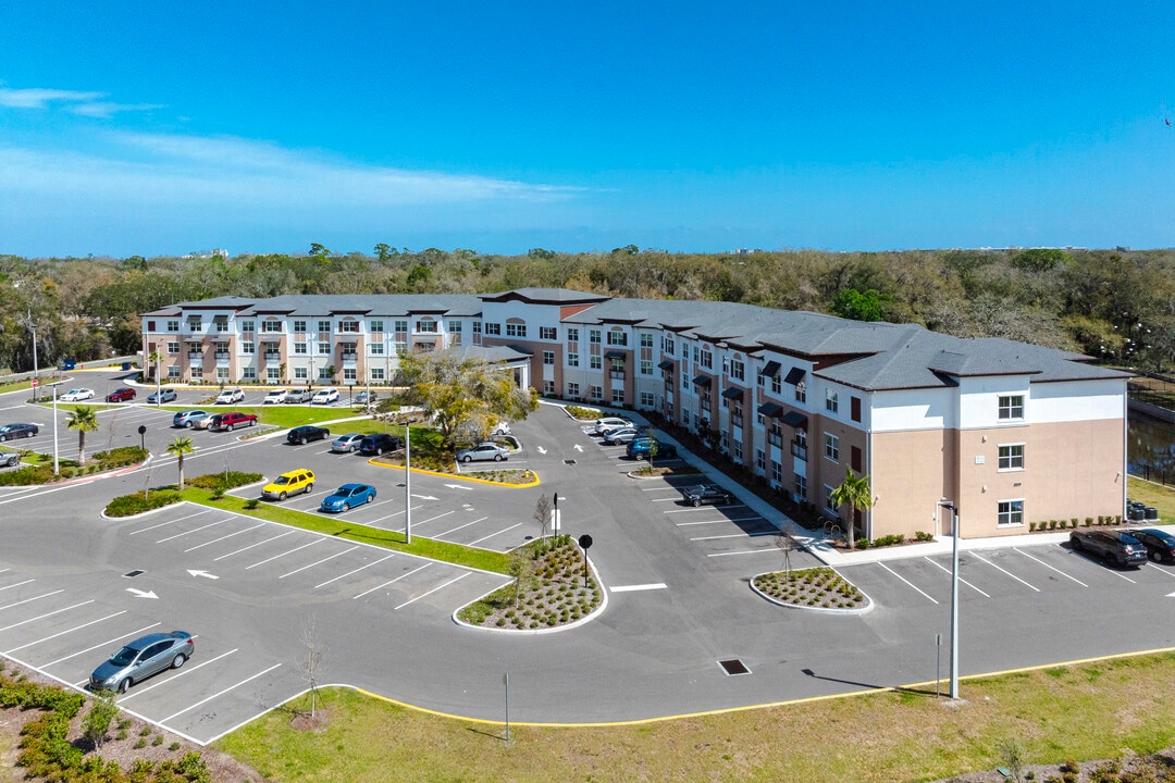 Greenlawn Manor in New Smyrna Beach, FL - Foto de edificio