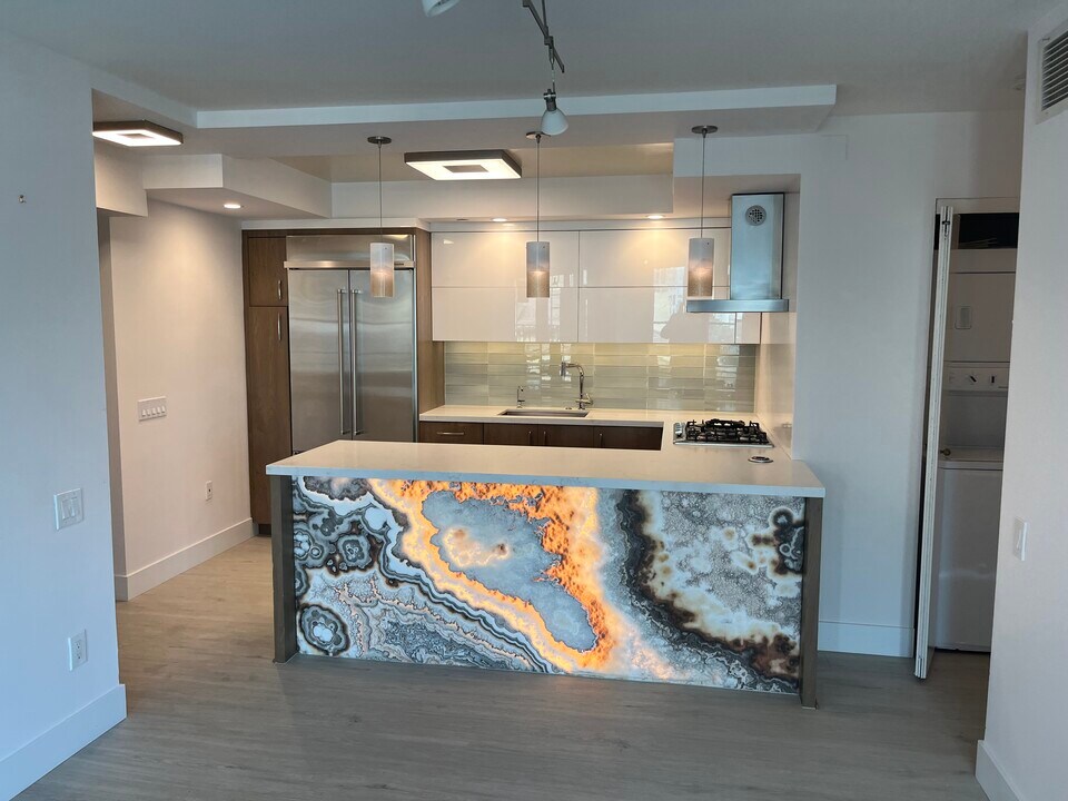 500 W Harbor Dr in San Diego, CA - Building Photo