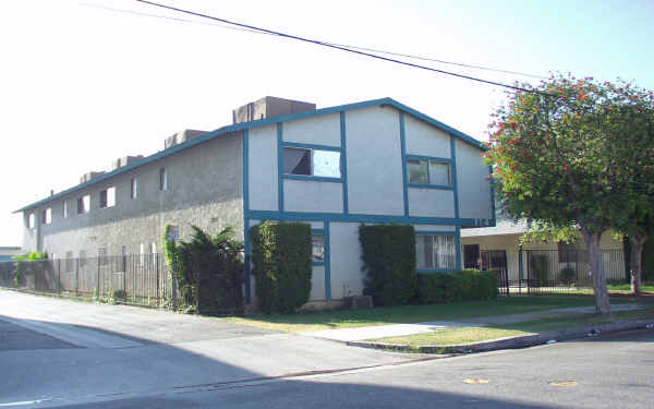 114 S 10th St in Montebello, CA - Building Photo