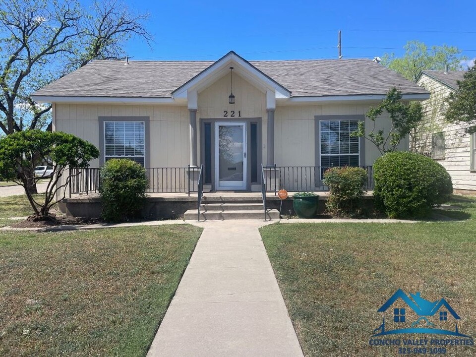 221 S Monroe St in San Angelo, TX - Building Photo