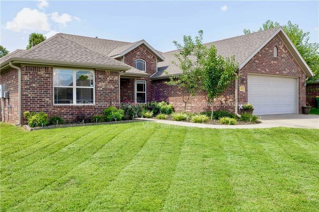 421 Coopers Wy in Centerton, AR - Building Photo