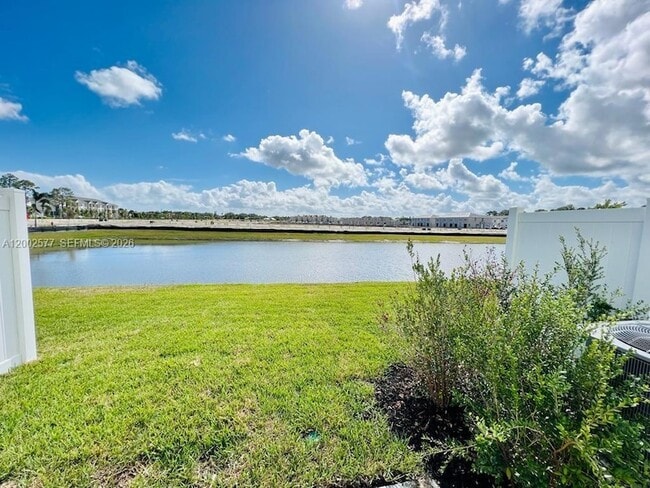 212 SE Woodbark St in Port St. Lucie, FL - Foto de edificio - Building Photo