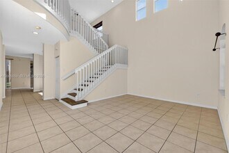 8903 SW 206th St in Cutler Bay, FL - Foto de edificio - Building Photo