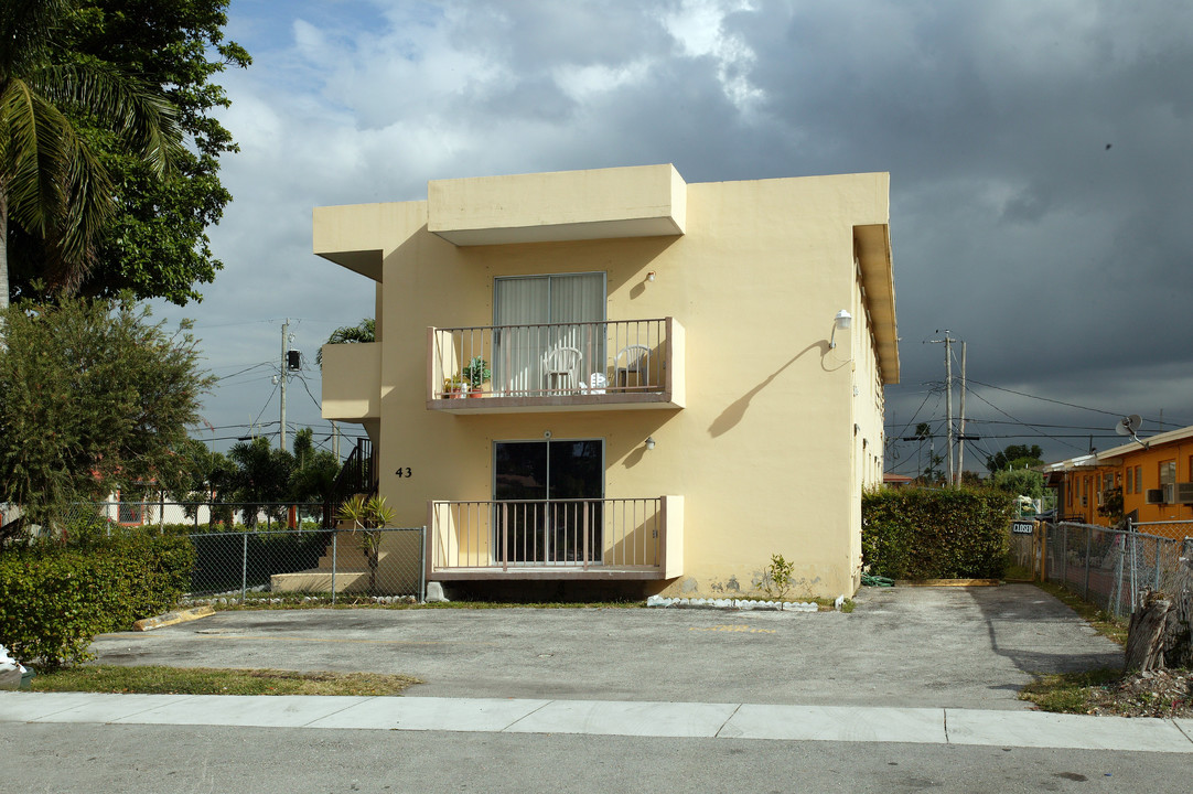 43 W 30th St in Hialeah, FL - Foto de edificio