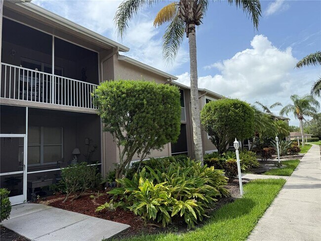 5320 Hyland Hills Ave in Sarasota, FL - Building Photo - Building Photo