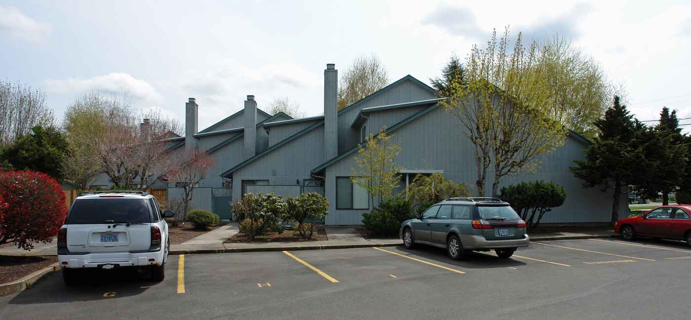 Edgewater Square in Lebanon, OR - Building Photo