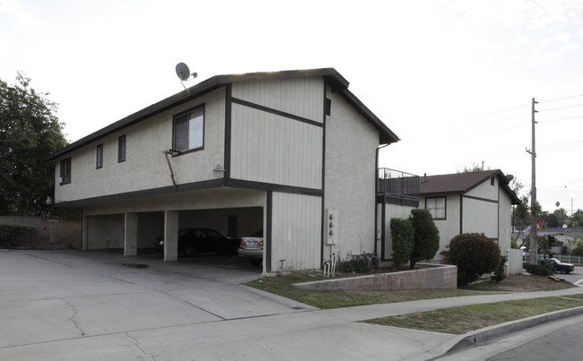 451 W Lambert Rd in La Habra, CA - Foto de edificio - Building Photo