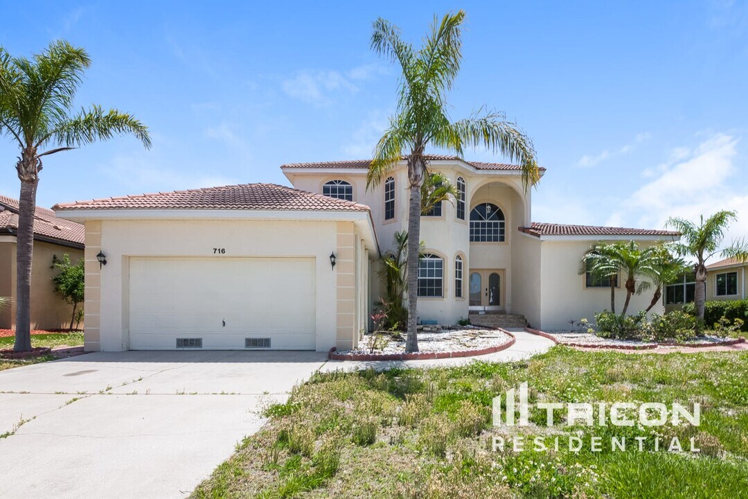 716 Bunker View Dr in Apollo Beach, FL - Foto de edificio