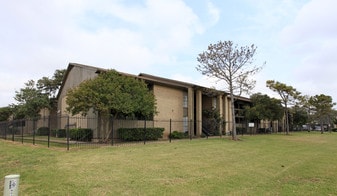 Kings Road Apartments in Freeport, TX - Building Photo
