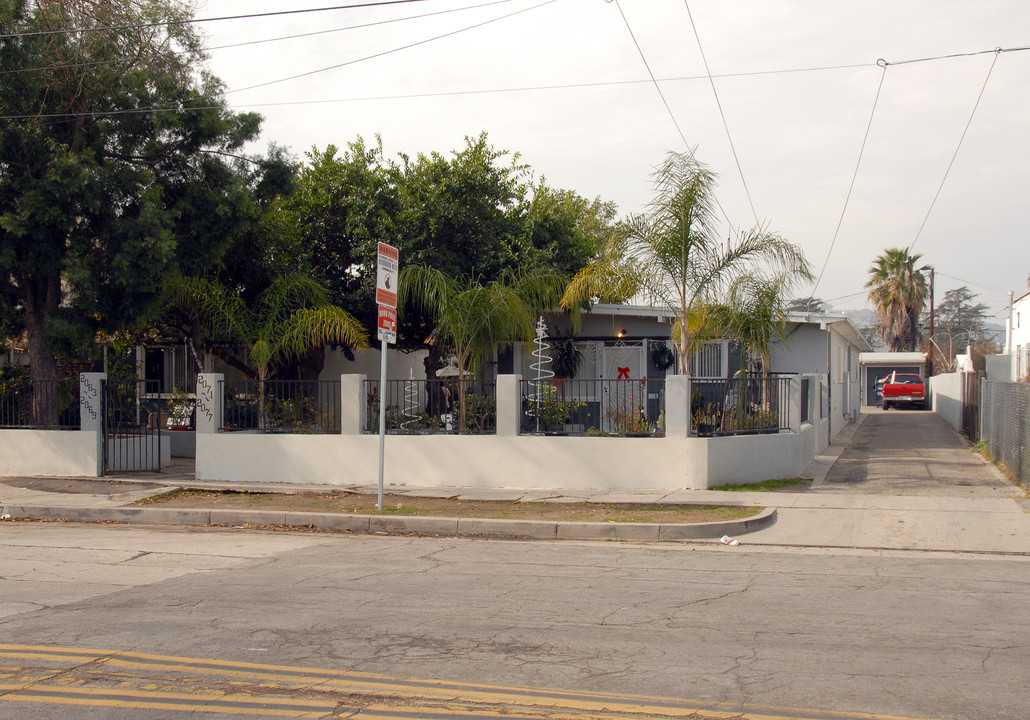 2063 N Raymond Ave in Pasadena, CA - Foto de edificio