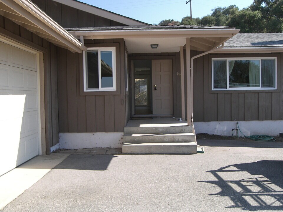 130 Chisholm Trail in Thousand Oaks, CA - Building Photo