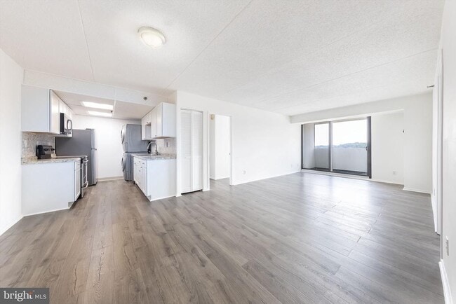 5911 Edsall Rd in Alexandria, VA - Foto de edificio - Building Photo